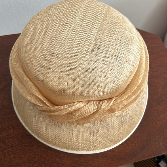 Creamy beige straw hat with straw folded sash, natural fibers, made in England - Picture 8 of 12